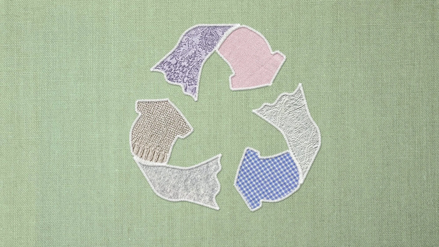 [Translate to Italienisch:] Recycling-Symbol aus Stofstücken