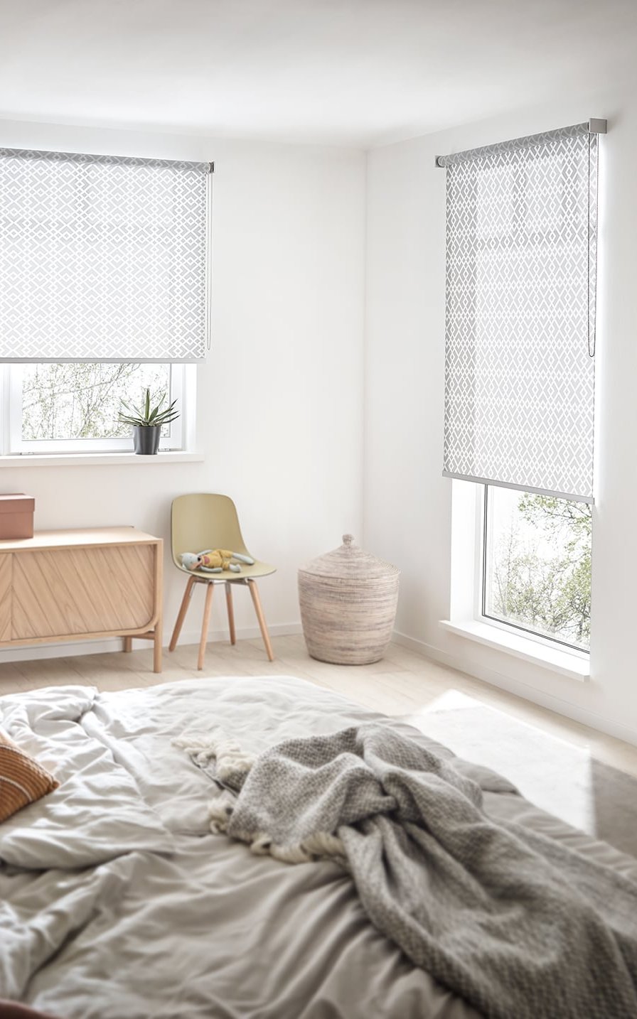 KADECO Rollo in Designausführung als grauer, zeitloser Sichtschutz im Schlafzimmer