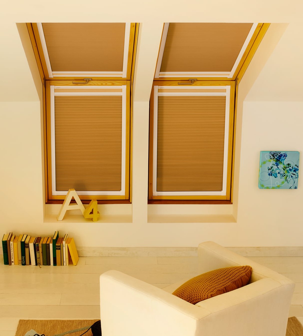 KADECO Wabenplissee in gelb als individueller Sonnenschutz im Wohnzimmer.