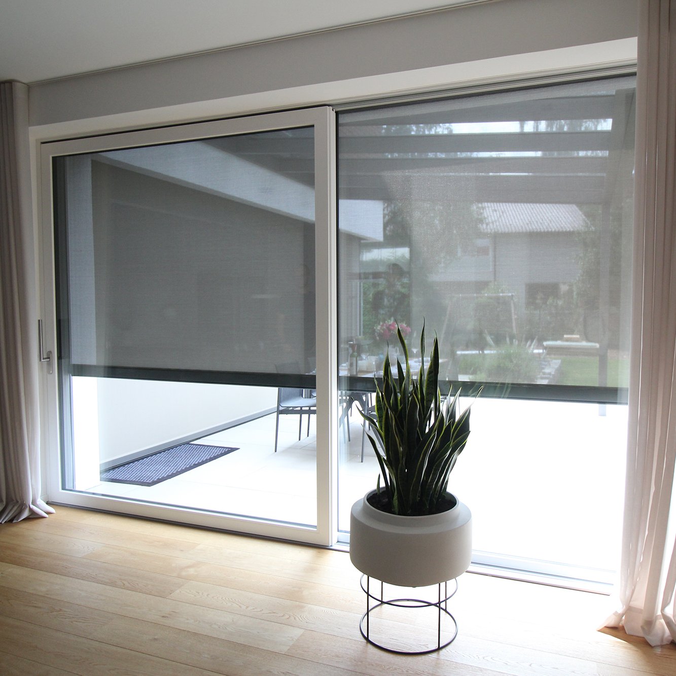 Wohnraum mit Terrassenmarkise an der Terrassentür