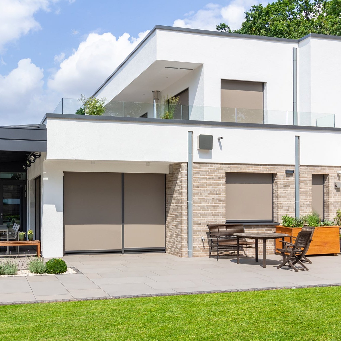 Modernes Wohnhaus mit Fenstermarkise