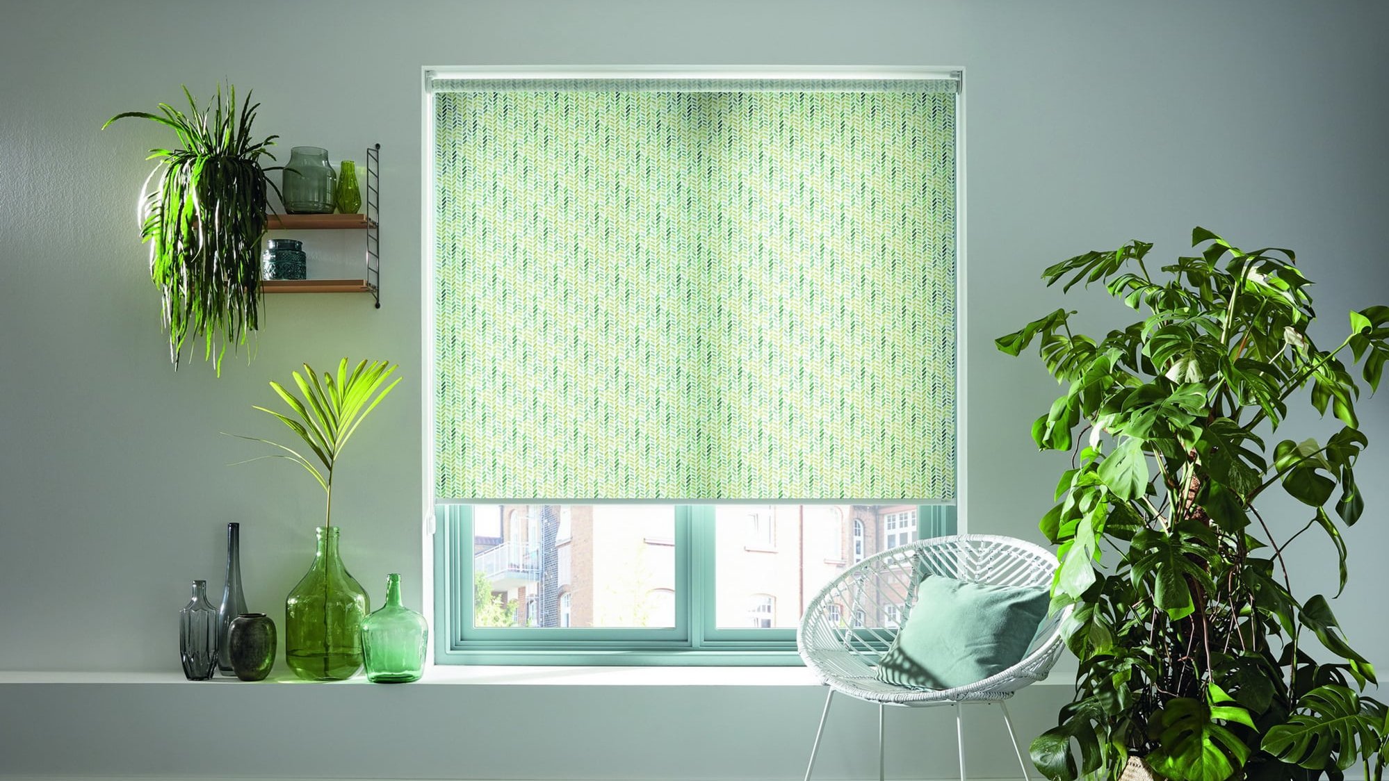 Kreatives höhenverstellbares KADECO Rollo in grün als Dekoration und Sichtschutz im Wohnzimmer