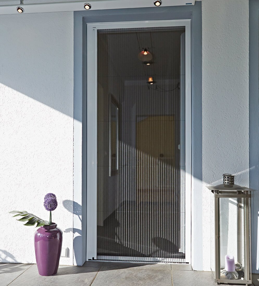 Ein KADECO Insektenschutz-Plissee ist an einer Haustür montiert