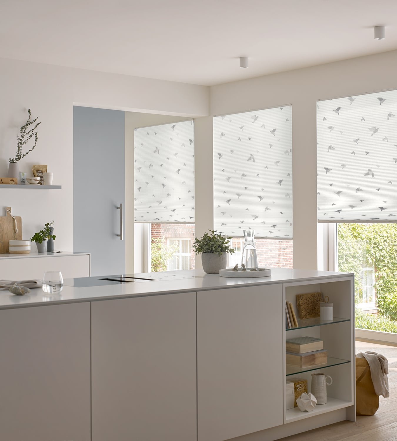 KADECO Wabenplissee in zeitlosem grau-weiß als Sichtschutz in der Küche