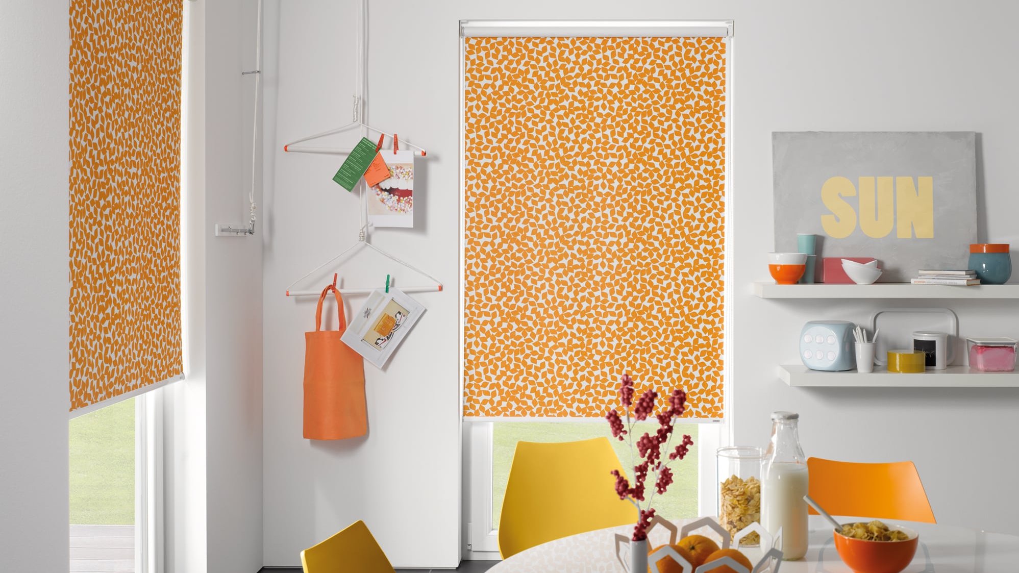 Fensterdeko mit höhenverstellbarem KADECO Rollo in schickem Orange als Sichtschutz in der Küche
