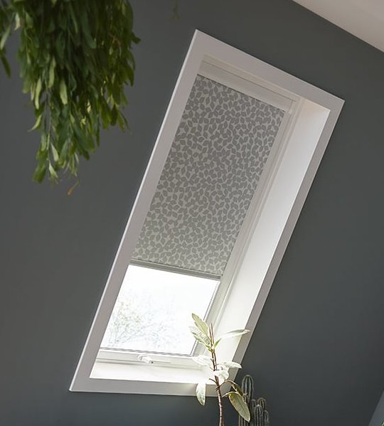 KADECO Verdunkelungsrollo in gemütlichem grau als Sonnenschutz für das Wohnzimmer