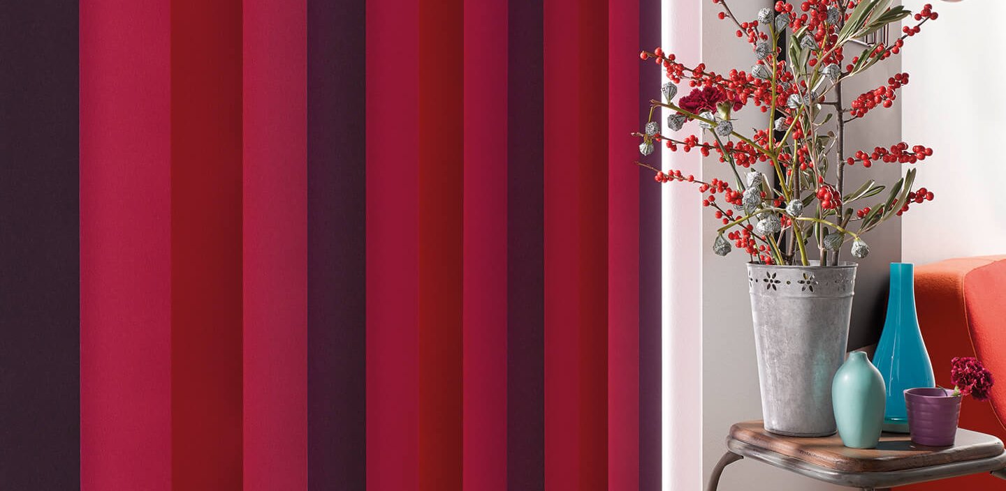 Ein KADECO Lamellenvorhang in verschiedenen Rottönen