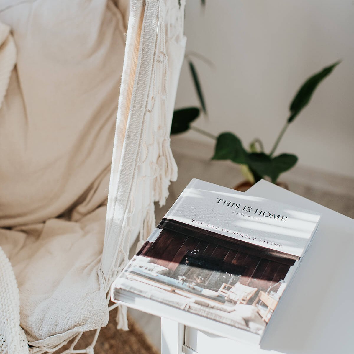 Hamac avec magazine de décoration intérieure au premier plan