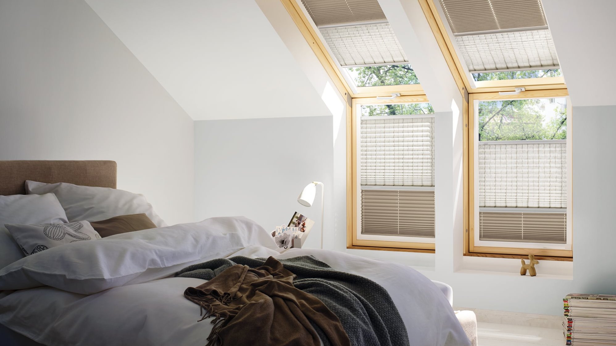 Schlafzimmer mit KADECO Plissee in braun und beige als einzigartiger Sonnenschutz.