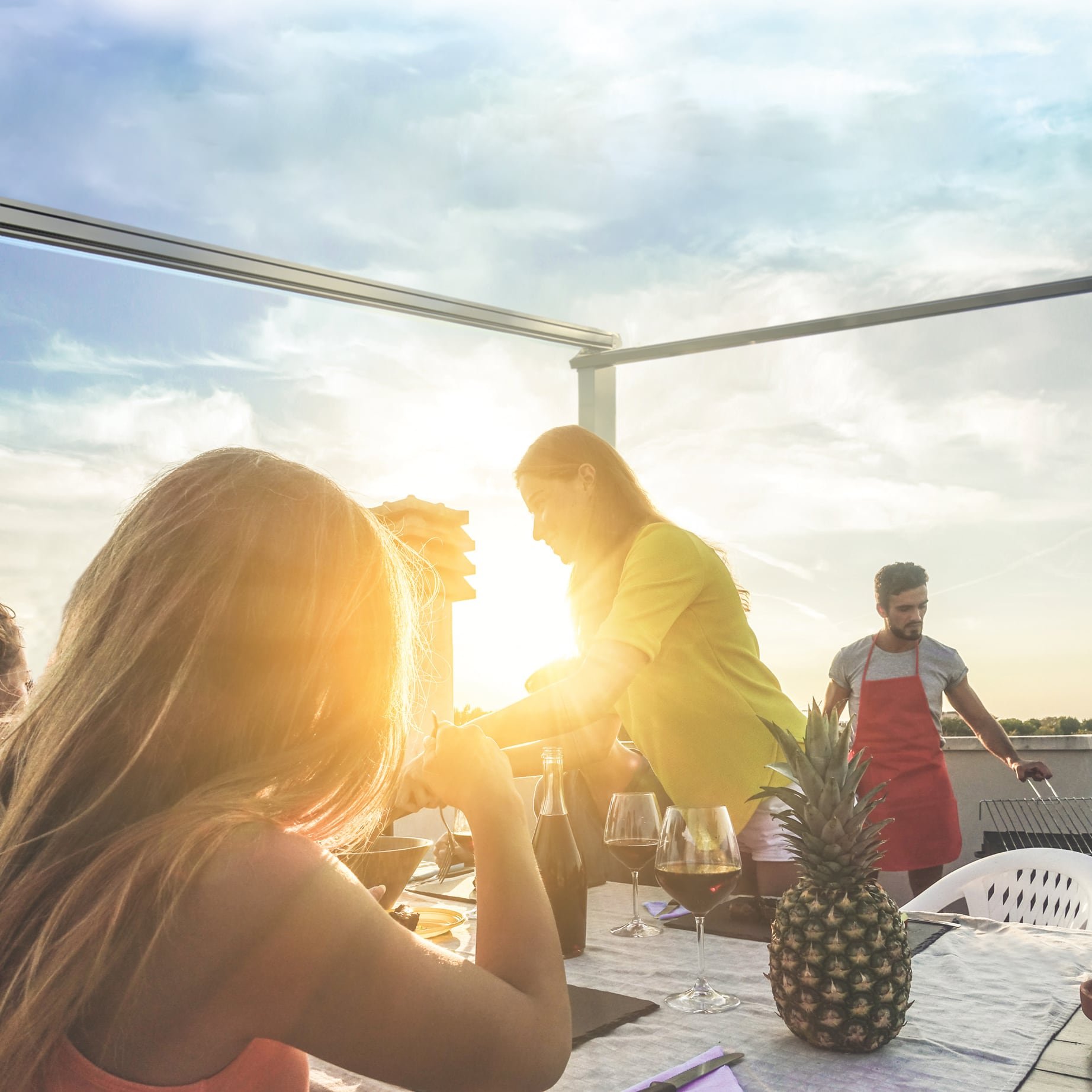 [Translate to English:] Freunde beim Sonnenuntergang unter einer KADECO-Pergolamarkise